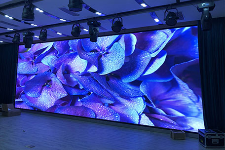 深圳市马山头学校多功能厅室内全彩P2.5带3D功能LED显示屏