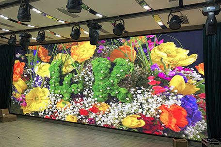 深圳市马山头学校多功能厅室内全彩P2.5带3D功能全彩LED显示屏