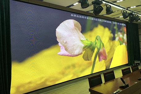 深圳市马山头学校多功能厅室内全彩P2.5带3D功能LED显示屏