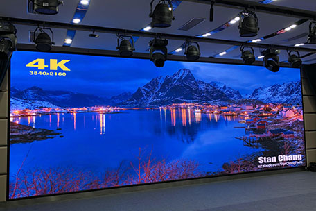 深圳市马山头学校多功能厅室内全彩P2.5带3D功能LED显示屏