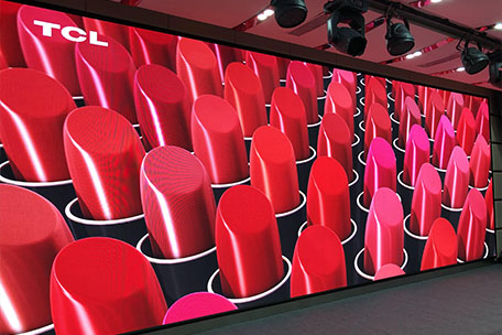 深圳市马山头学校多功能厅室内全彩P2.5带3D功能LED显示屏