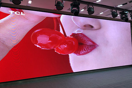 深圳市马山头学校多功能厅室内全彩P2.5带3D功能LED显示屏