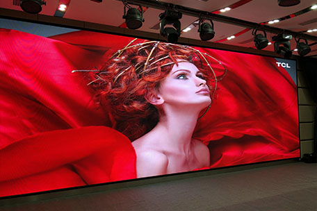 深圳市马山头学校多功能厅室内全彩P2.5带3D功能LED显示屏