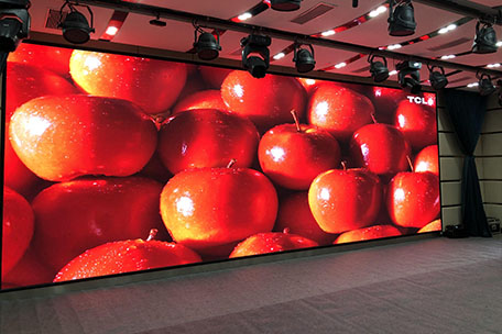 深圳市马山头学校多功能厅室内全彩P2.5带3D功能LED显示屏-复制-复制