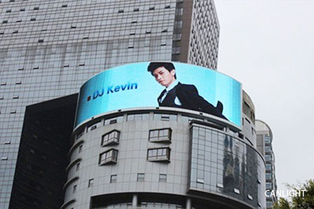 户外创意弧形全彩LED显示屏应用-楼顶